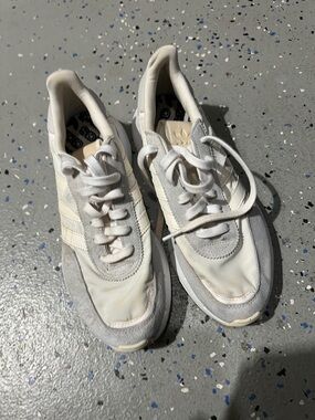 adidas Cream & White Low-Top Sneakers